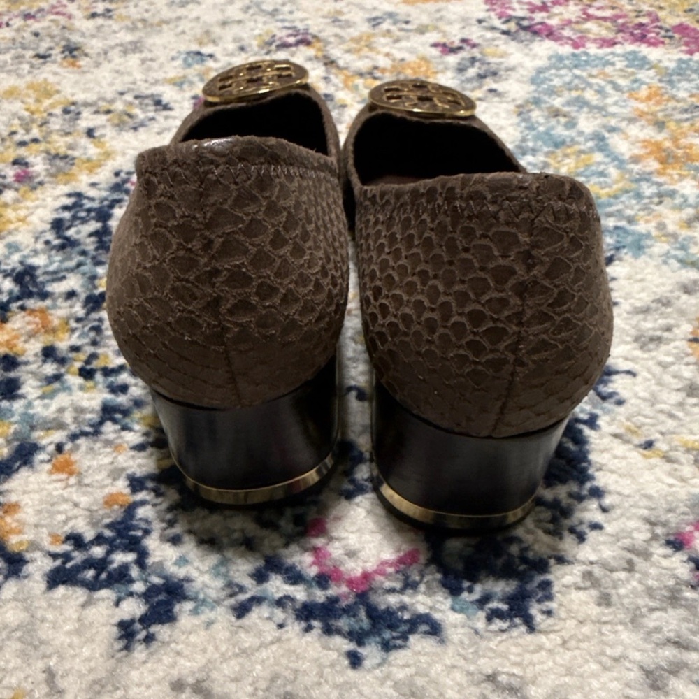 Tory Burch Brown Suede Small Heel with Gold Logo - Picture 5 of 5